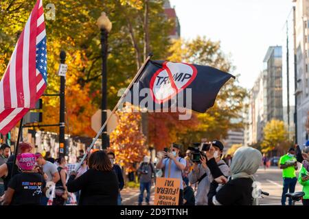 Washington DC, USA 11/06/2020: I manifestanti si riuniscono nel Black Lives Matter Plaza vicino alla Casa Bianca per protestare contro il presidente Trump dopo le elezioni e festeggiare Foto Stock