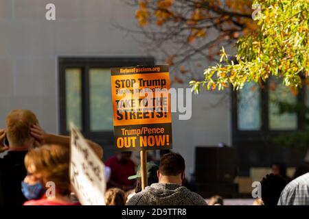 Washington DC, USA, 11/06/2020: Dopo le elezioni, i manifestanti anti anti anti anti-Trump si sono dimostrati nel Black Lives Matter Plaza vicino alla Casa Bianca. Un uomo lo è Foto Stock