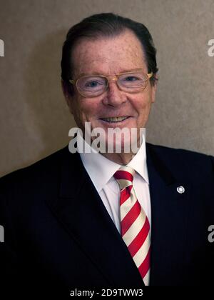 Roger Moore allo Sheraton Park Tower, Londra 9 aprile 2009 Foto Stock