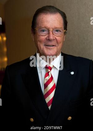 Roger Moore allo Sheraton Park Tower, Londra 9 aprile 2009 Foto Stock