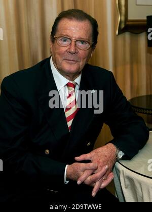 Roger Moore allo Sheraton Park Tower, Londra 9 aprile 2009 Foto Stock