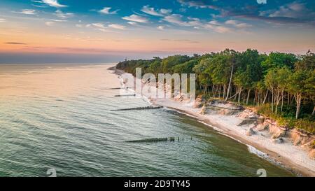 Vista aerea della spiaggia sul Mar Baltico in estate al tramonto, Polonia Foto Stock