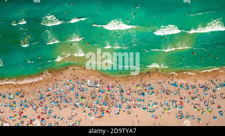 Vista dall'alto della spiaggia affollata sul Mar Baltico, vista aerea della Polonia Foto Stock