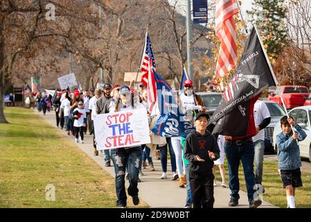 Helena, Montana / 7 novembre 2020: I manifestanti si riuniscono per il rally 'Stop the steal' al Capitol, i sostenitori di Donald Trump protestano contro i risultati delle elezioni mediatiche Foto Stock