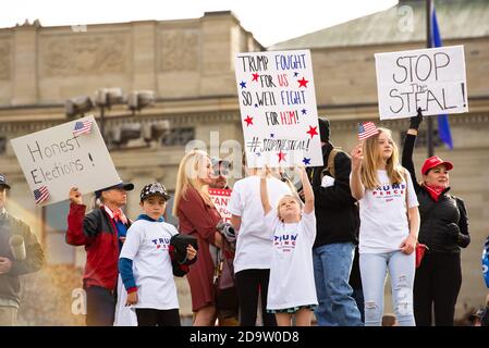 Helena, Montana / 7 novembre 2020: Manifestanti al rally 'Stop the steal' che tiene i segnali per elezioni oneste e a sostegno di Donald Trump, Little girl Hold Foto Stock