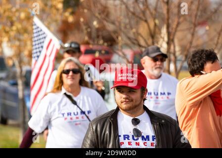 Helena, Montana / 7 novembre 2020: Pro-Trump sostenitore protestando al rally stopthestheal n. al Campidoglio indossando Make America Great ancora cappello rosso contro t Foto Stock
