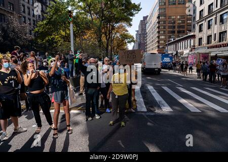 New York, Stati Uniti. 07 novembre 2020. I newyorkesi festeggiano per strada dopo aver sentito che Joe Biden è stato progettato per vincere le elezioni presidenziali del 2020 dopo che il voto in Pennsylvania era prossimo al completamento. New York, NY 7 novembre 2020. (Foto di Jonas Gustavsson/Sipa USA) Credit: Sipa USA/Alamy Live News Foto Stock