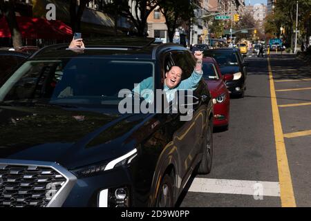 New York, Stati Uniti. 07 novembre 2020. I newyorkesi festeggiano per strada dopo aver sentito che Joe Biden è stato progettato per vincere le elezioni presidenziali del 2020 dopo che il voto in Pennsylvania era prossimo al completamento. New York, NY 7 novembre 2020. (Foto di Jonas Gustavsson/Sipa USA) Credit: Sipa USA/Alamy Live News Foto Stock