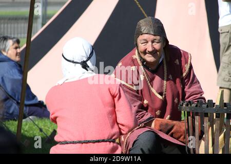 Un uomo vestito con abiti da reenattore medievale durante un evento storico in un festival ad Arbroath, Scozia. Foto Stock