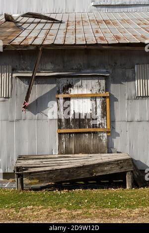 Porta chiusa e chiusa su un vecchio edificio industriale. Rural Illinois, Stati Uniti. Foto Stock