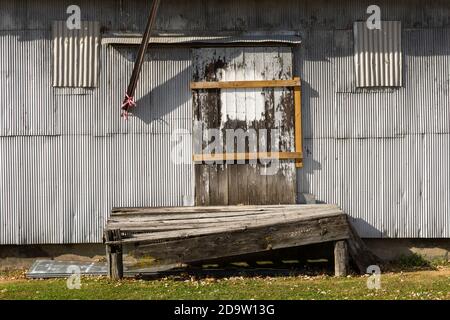 Porta chiusa e chiusa su un vecchio edificio industriale. Rural Illinois, Stati Uniti. Foto Stock