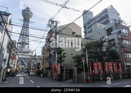 Vista della Torre Tsutenkaku, un famoso punto di riferimento nell'area del centro di Naniwa-ku di Osaka, Giappone Foto Stock