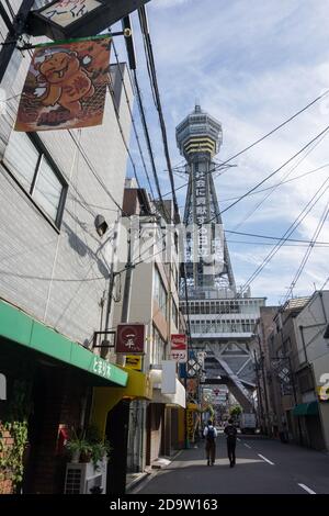 Vista della Torre Tsutenkaku, un famoso punto di riferimento nell'area del centro di Naniwa-ku di Osaka, Giappone Foto Stock