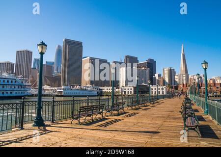 San Francisco, California, USA - MARZO 15 2019: Vista del quartiere finanziario di San Francisco in una giornata soleggiata con cielo blu Foto Stock