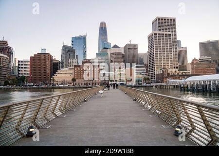 San Francisco, California, USA - MARZO 15 2019: Vista del quartiere finanziario di San Francisco dal Molo 14 in una bella giornata di sole Foto Stock