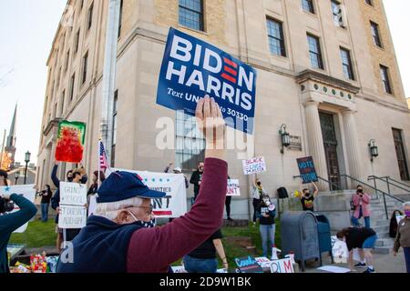 Lewisburg, Stati Uniti. 07 novembre 2020. Decine di persone si sono riunite vicino all'ufficio postale di Lewisburg, Pennsylvania, per celebrare l'elezione di Joe Biden come presidente degli Stati Uniti il 7 novembre 2020. (Foto di Paul Weaver/Sipa USA) Credit: Sipa USA/Alamy Live News Foto Stock