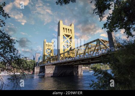 Storico Tower Bridge a Sacramento, California, con il cielo del tramonto. Foto Stock