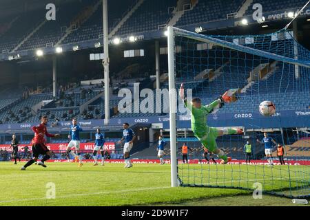 Liverpool. 8 Nov 2020. Bruno Fernandes (2nd L) di Manchester United segna il suo primo gol dopo un portiere di Everton Jordan Pickford (Front) durante la partita della Premier League tra Everton e Manchester United al Goodison Park Stadium di Liverpool, Gran Bretagna, il 7 novembre 2020. Manchester United ha vinto 3-1. Credit: Xinhua/Alamy Live News Foto Stock