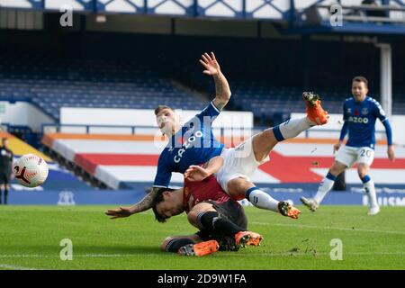 Liverpool. 8 Nov 2020. Il Lucas Digne (TOP) di Everton viene affrontato da Harry Maguire di Manchester United durante la partita della Premier League tra Everton e Manchester United al Goodison Park Stadium di Liverpool, in Gran Bretagna, il 7 novembre 2020. Manchester United ha vinto 3-1. Credit: Xinhua/Alamy Live News Foto Stock