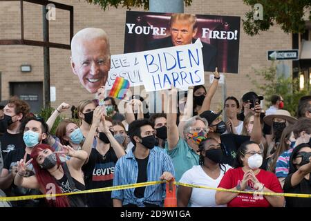 Austin, Texas, Stati Uniti. 07 novembre 2020. I gruppi che celebrano la vittoria elettorale di Joe Biden si confrontano con i sostenitori pro-Trump al Campidoglio del Texas, dove la polizia di Austin e i soldati del Texas hanno cercato di tenere i due a parte. La protesta è stata numerata poche centinaia dopo che Biden è stato dichiarato vincitore per il presidente degli Stati Uniti il 7 novembre 2020. Credit: Bob Daemmrich/Alamy Live News Credit: Bob Daemmrich/Alamy Live News Foto Stock