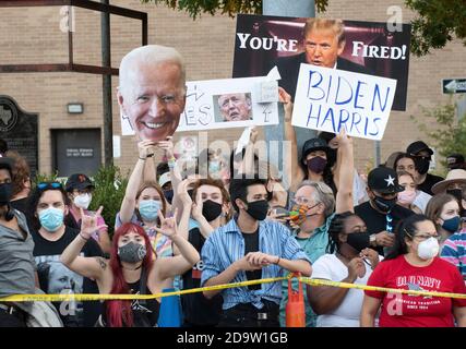 Austin, Texas, Stati Uniti. 07 novembre 2020. I gruppi che celebrano la vittoria elettorale di Joe Biden si confrontano con i sostenitori pro-Trump al Campidoglio del Texas, dove la polizia di Austin e i soldati del Texas hanno cercato di tenere i due a parte. La protesta è stata numerata poche centinaia dopo che Biden è stato dichiarato vincitore per il presidente degli Stati Uniti il 7 novembre 2020. Credit: Bob Daemmrich/Alamy Live News Credit: Bob Daemmrich/Alamy Live News Foto Stock