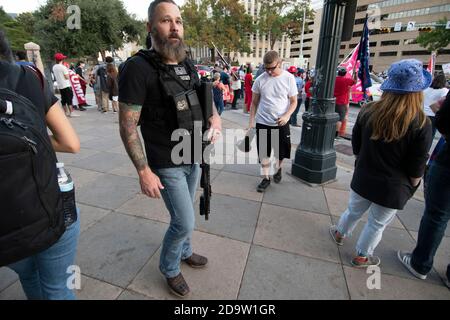 Austin, Texas, Stati Uniti. 07 novembre 2020. Un membro del Texas General Militia of Minute Men si trova di fronte al Campidoglio del Texas, mentre i gruppi che celebrano la vittoria elettorale di Joe Biden si scontrano con i sostenitori pro-Trump, mentre la polizia di Austin e i soldati del Texas cercarono di tenere separati i due gruppi. La protesta contava poche centinaia di persone dopo che Biden fu dichiarato vincitore del presidente degli Stati Uniti il 7 novembre 2020. Credit: Bob Daemmrich/Alamy Live News Credit: Bob Daemmrich/Alamy Live NewsTrump Supporter Foto Stock