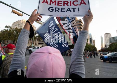 Austin, Texas, Stati Uniti. 07 novembre 2020. I sostenitori di Pro-Trump si radunano al Campidoglio del Texas, dove la polizia di Austin e i troopers del Texas hanno cercato di tenere separati i sostenitori di Biden e Trump. La protesta contava poche centinaia di persone dopo che Biden fu dichiarato vincitore del presidente degli Stati Uniti il 7 novembre 2020. Credit: Bob Daemmrich/Alamy Live News Credit: Bob Daemmrich/Alamy Live News Foto Stock