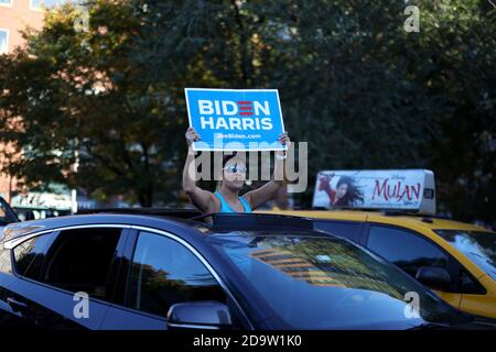 New York City, New York, Stati Uniti. 7 Nov 2020. Elezioni presidenziali AMERICANE. Persone che festeggiano in Union Square di New York dopo l'elezione del Vice Presidente Joseph Biden come 46° Presidente degli Stati Uniti. Biden ha vinto lo stato della Pennsylvania per portare il suo totale elettorale oltre la soglia di voto del collegio elettorale del 270 per catturare la presidenza. Credit: Adam Stoltman/Alamy Live News Foto Stock