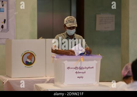 Yangon, Myanmar. 8 Nov 2020. Un elettore lancia il suo scrutinio in una stazione di polling a Yangon, Myanmar, 8 novembre 2020. Domenica il Myanmar ha dato il via alle elezioni generali multipartitiche, mentre oltre 37 milioni di elettori hanno partecipato ai sondaggi in tutto il paese. Credit: U Aung/Xinhua/Alamy Live News Credit: Xinhua/Alamy Live News Foto Stock