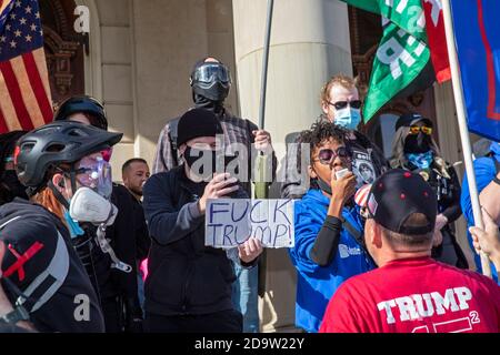 Lansing, Michigan USA - 7 novembre 2020 - UN piccolo gruppo di attivisti della materia Black Lives si è confrontato con i sostenitori del presidente Trump che protestavano per l'esito delle elezioni al campidoglio del Michigan. Nonostante gli individui di entrambe le parti portassero armi da fuoco, gli scambi tra le due parti erano solo verbali. I sostenitori di Trump hanno sostenuto che le elezioni erano state rubate. Credit: Jim West/Alamy Live News Foto Stock