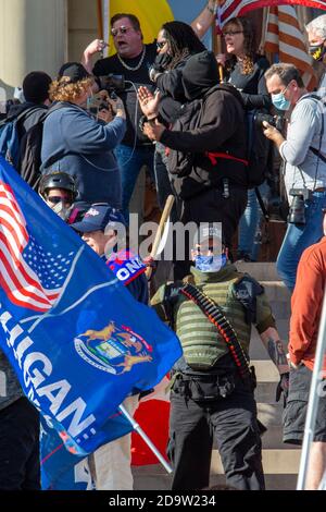 Lansing, Michigan USA - 7 novembre 2020 - UN piccolo gruppo di attivisti della materia Black Lives si è confrontato con i sostenitori del presidente Trump che protestavano per l'esito delle elezioni al campidoglio del Michigan. Nonostante gli individui di entrambe le parti portassero armi da fuoco, gli scambi tra le due parti erano solo verbali. I sostenitori di Trump hanno sostenuto che le elezioni erano state rubate. Credit: Jim West/Alamy Live News Foto Stock