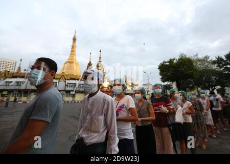 Yangon, Myanmar. 8 Nov 2020. Gli elettori si accodano per lanciare i voti a una stazione di Yangon, Myanmar, 8 novembre 2020. Domenica il Myanmar ha dato il via alle elezioni generali multipartitiche, mentre oltre 37 milioni di elettori hanno partecipato ai sondaggi in tutto il paese. Credit: U Aung/Xinhua/Alamy Live News Credit: Xinhua/Alamy Live News Foto Stock