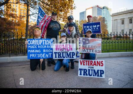 I sostenitori di Trump che detengono cartelli si riuniscono al di fuori della Ohio state House per apporre Biden dopo la sua vittoria come il 46 ° presidente degli Stati Uniti è stato annunciato. Foto Stock