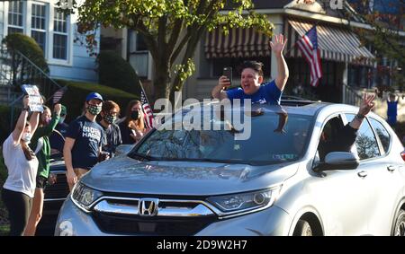 Una costante processione di automobili bip oltre la casa d’infanzia di Joe Biden a Scranton.Joe Biden è nato e cresciuto a Scranton, il lunedì ha visitato la sua casa d’infanzia e ha lasciato un messaggio sulla parete della camera di famiglia. I sostenitori sono venuti a casa a North Washington Street a Scranton dopo che Biden ha vinto le elezioni, un flusso costante di automobili che si guidano piangendo, salutando e ballando fuori casa sua. Foto Stock