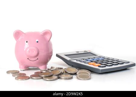 Pink Piggy bank che include denaro e calcolatrice su sfondo bianco, finanza e concetto di risparmio di denaro. Foto Stock