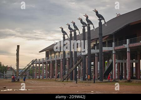 Pontianak, Kalimantan, Indonesia, febbraio 2016. La casa di Betang Radak, una ricostruzione di una tipica casa di Dayak. Foto Stock