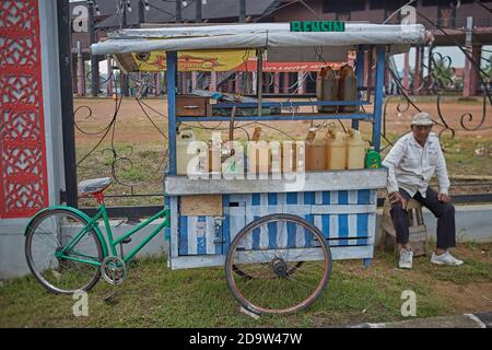 Pontianak, Kalimantan, Indonesia, febbraio 2016. Un triciclo usato come uno stallo di strada che vende benzina. Foto Stock