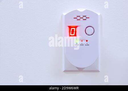 Rilevatore di gas naturale, rilevatore di allarme di gas rilevatore di perdite di gas GPL rilevatore di gas a innesto con allarme acustico e display a LED per House Kitchen Restaurant Hote Foto Stock