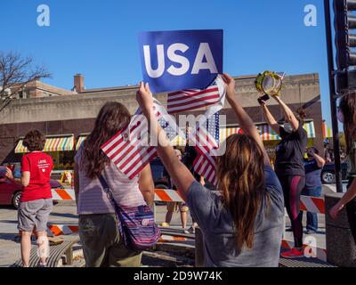 Oak Park, Illinois, Stati Uniti. 7 novembre 2020. Una folla celebrativa si riunisce all'angolo tra Oak Park Avenue e Lake Street a Scoville Park poco dopo l'annuncio che Joe Biden e Kamala Harris hanno vinto abbastanza voti elettorali per diventare presidente e vicepresidente degli Stati Uniti d'America. Foto Stock