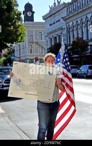 il sostenitore di trump protesta per la prima dichiarazione del vincitore del presidente 2020 via petaluma Foto Stock