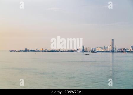 Vista panoramica sulla città dell'alba dell'isola di Penang dallo stretto di Malacca Foto Stock