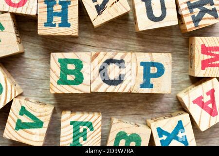 Blocco di lettere alfabetiche in parola BCP (abbreviazione business continuity plan) con un altro su sfondo di legno Foto Stock