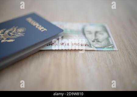 Un disegno di legge di 2000 pesos colombiani all'interno di uno Stati Uniti di Passaporto America Foto Stock