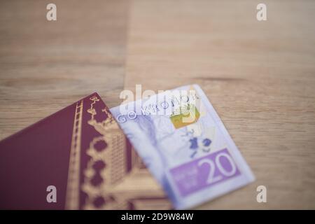 20 banconota da Corona svedese parzialmente all'interno di un passaporto svedese Foto Stock