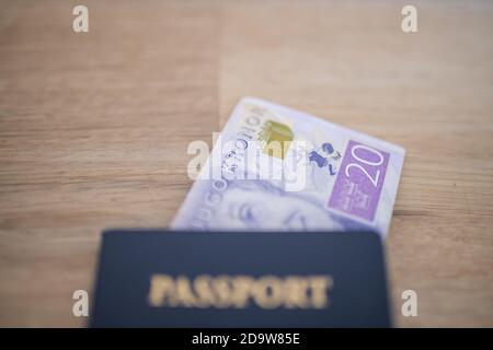 Una ventina di banconote svedesi in corone all'interno di uno Stato americano Passaporto Foto Stock