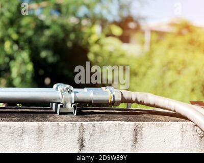 Rivestire i tubi in acciaio per i cavi elettrici esterni installati sulla parete. Foto Stock