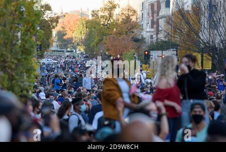 Washington DC, Washington DC, Stati Uniti d'America. 7 Nov 2020. Le folle si estendono da Lafayette Square a Scott Cir, a Washington DC. La gente dall'area di Baltimora-Washington si riunisce intorno alla Casa Bianca per celebrare l'annuncio dell'elezione di Joe Biden come il prossimo presidente degli Stati Uniti. Credit: Perry Aston/ZUMA Wire/Alamy Live News Foto Stock