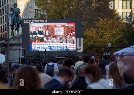 Washington DC, Washington DC, Stati Uniti d'America. 7 Nov 2020. La folla guarda la copertura elettorale in McPherson Square. La gente dall'area di Baltimora-Washington si riunisce intorno alla Casa Bianca per celebrare l'annuncio dell'elezione di Joe Biden come il prossimo presidente degli Stati Uniti. Credit: Perry Aston/ZUMA Wire/Alamy Live News Foto Stock