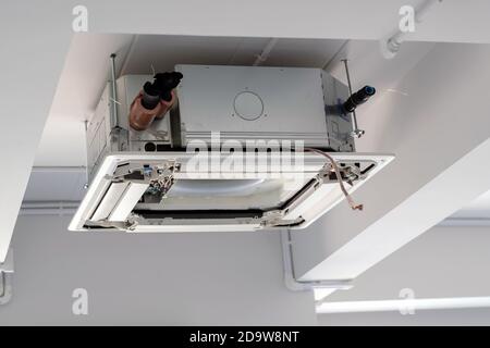 Condizionatore d'aria a quattro vie montato sul soffitto della stanza, utilizzato per la casa o l'ufficio. Foto Stock