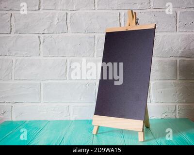 Lavagna con telaio in legno. Riquadro del menu di mockup del supporto vuoto. Foto Stock